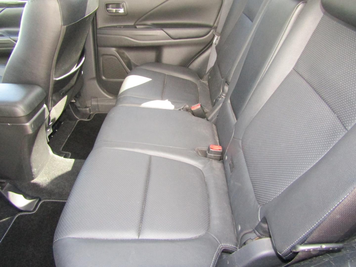 Mitsubishi Outlander Top 4WD 7-SITZER AUTOMATIK KAMERA NAVI