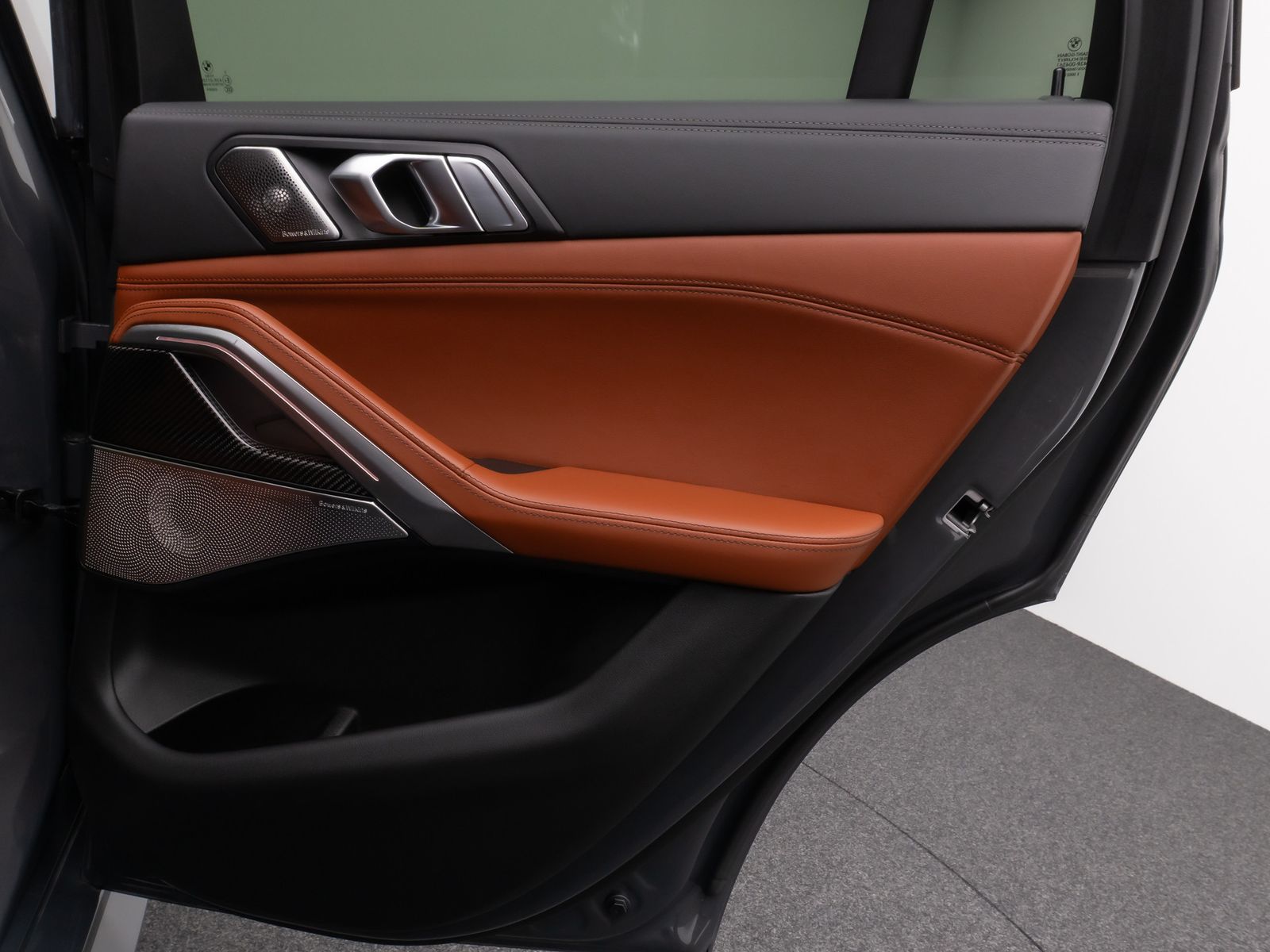 Fahrzeugabbildung BMW X6 M50i Panorama Laser 360°HUD DAB B&W AHK 22"