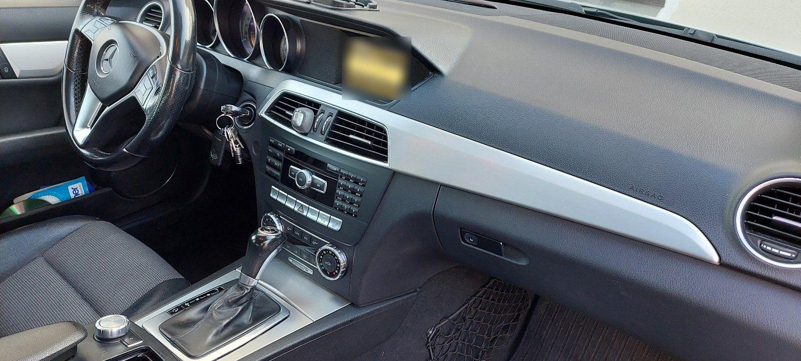 Mercedes-Benz C180 2011 — photo 12