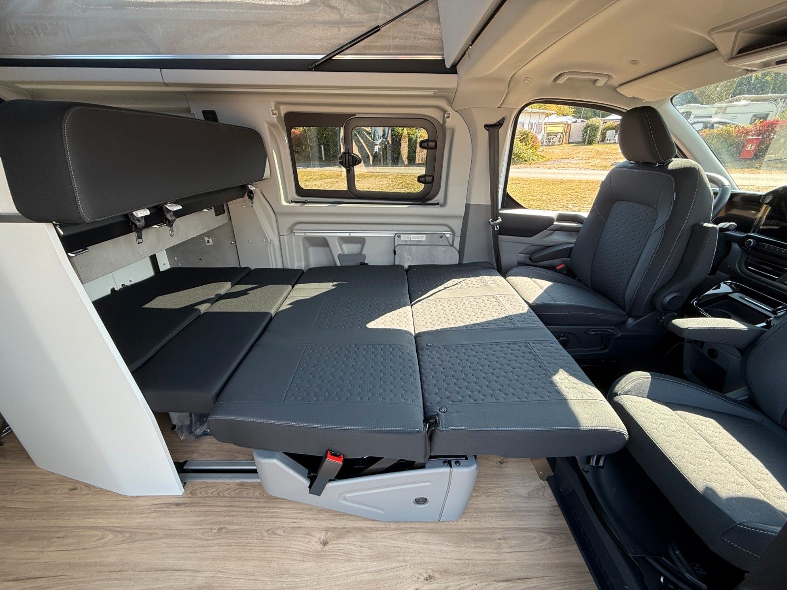 Vehicle image: Ford Nugget L1 Titanium | New Model V710