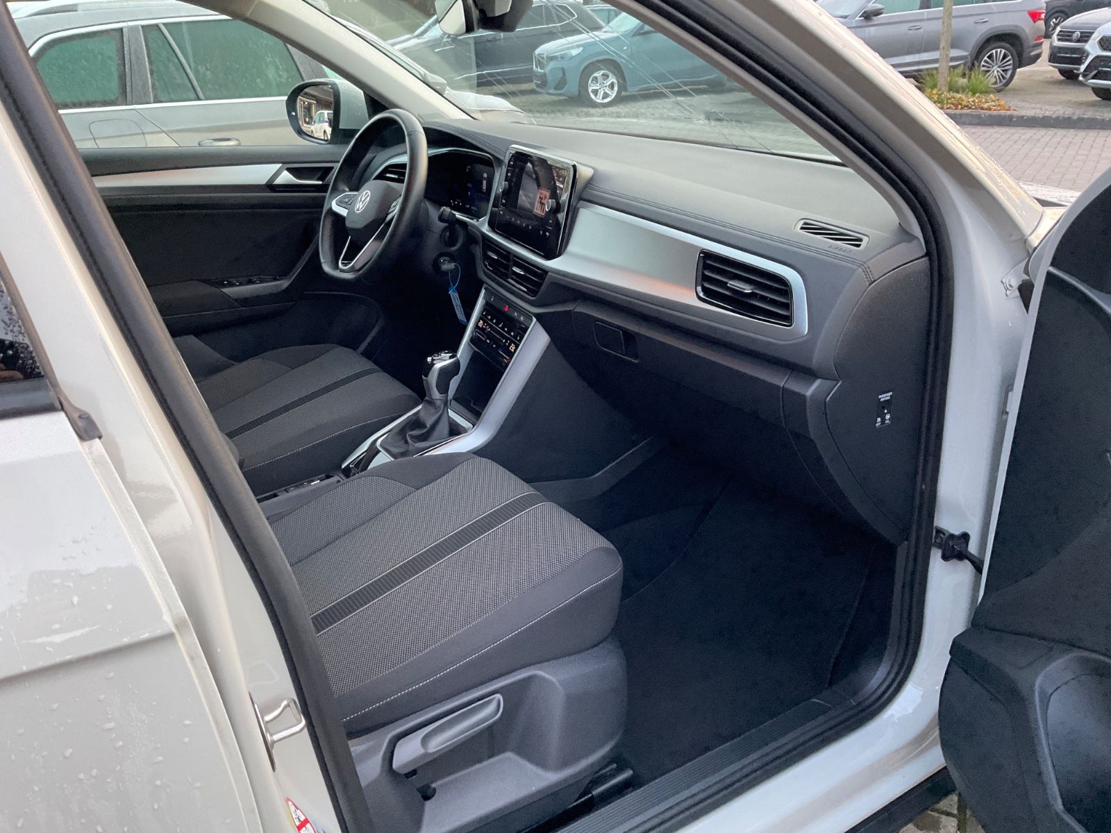 Fahrzeugabbildung Volkswagen T-Roc 1.5 TSI DSG Life,LED,AHK,Navi
