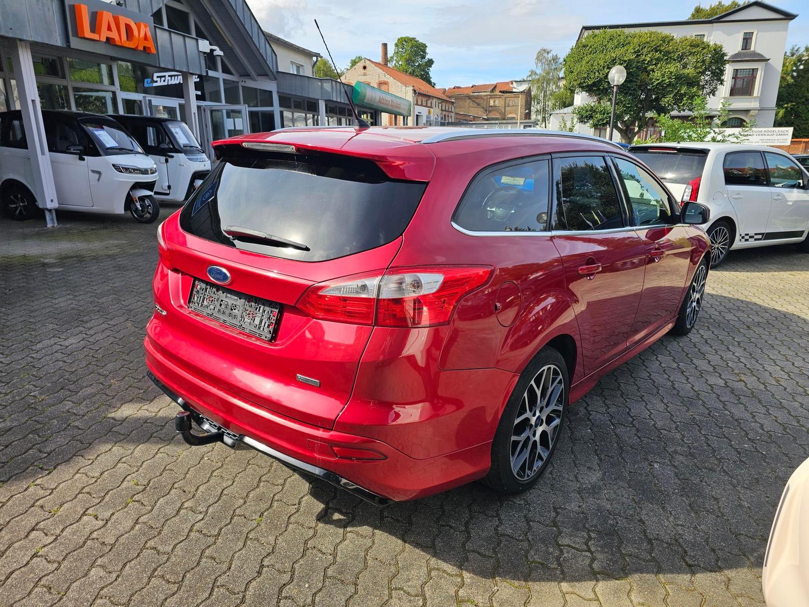 Ford Focus 2013 — interior