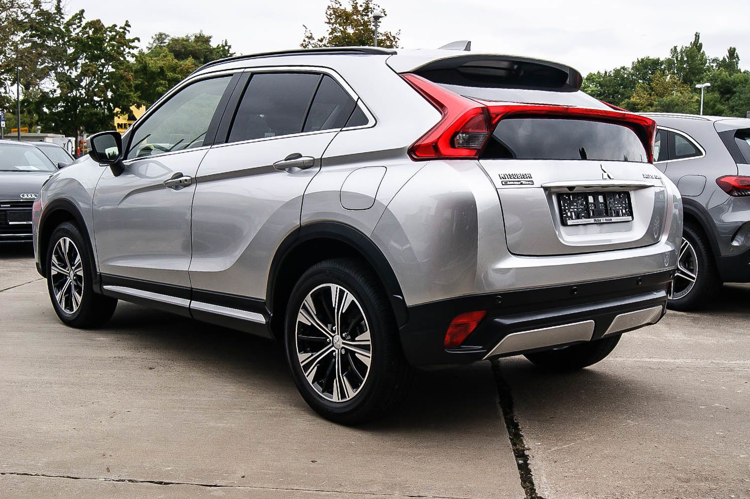 Fahrzeugabbildung Mitsubishi Eclipse Cross Intro Edition2WD 1HAND LED HEAD-UP