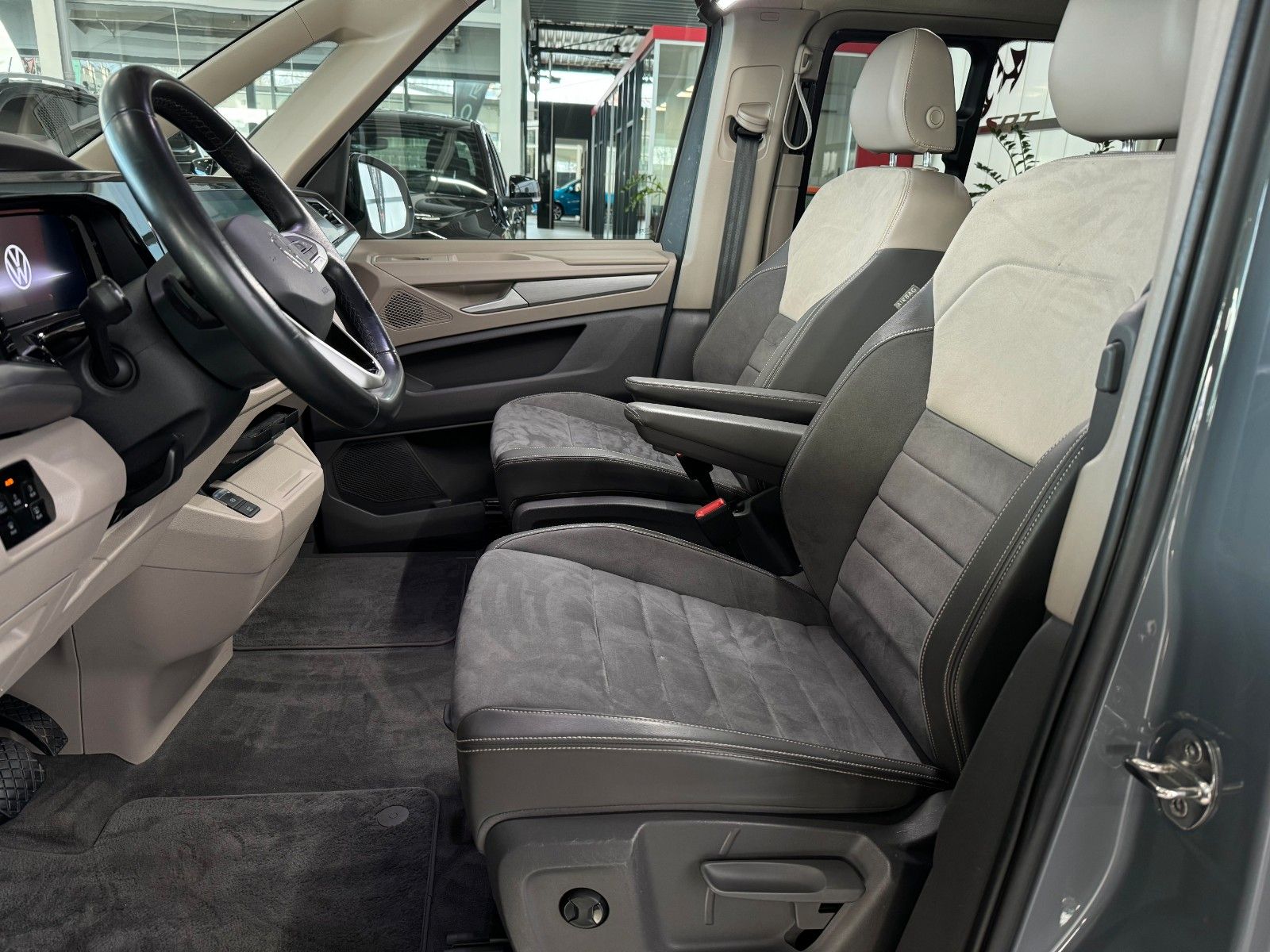 Fahrzeugabbildung Volkswagen T7 Multivan LANG 1.4 TSI eHybrid Life "AHK PANO"