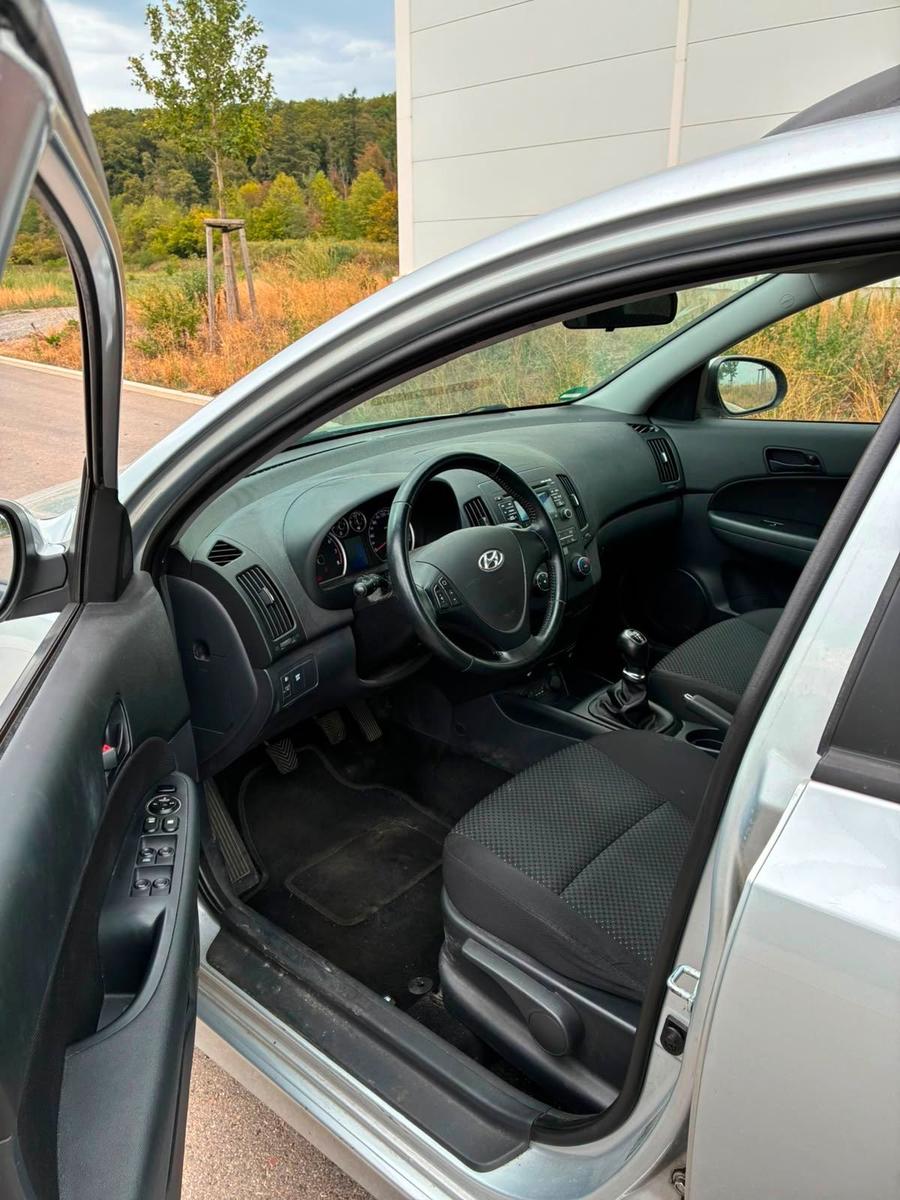 Hyundai i30 2011 — photo 8