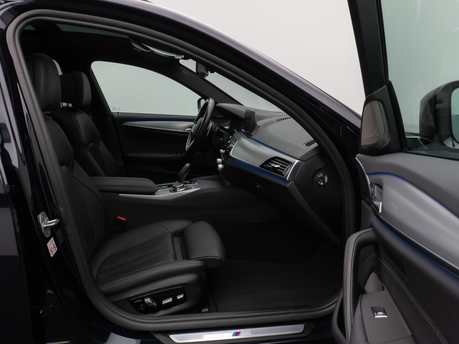 Fahrzeugabbildung BMW 530d xD M Sport Panorama Kamera HUD H/K Komfort