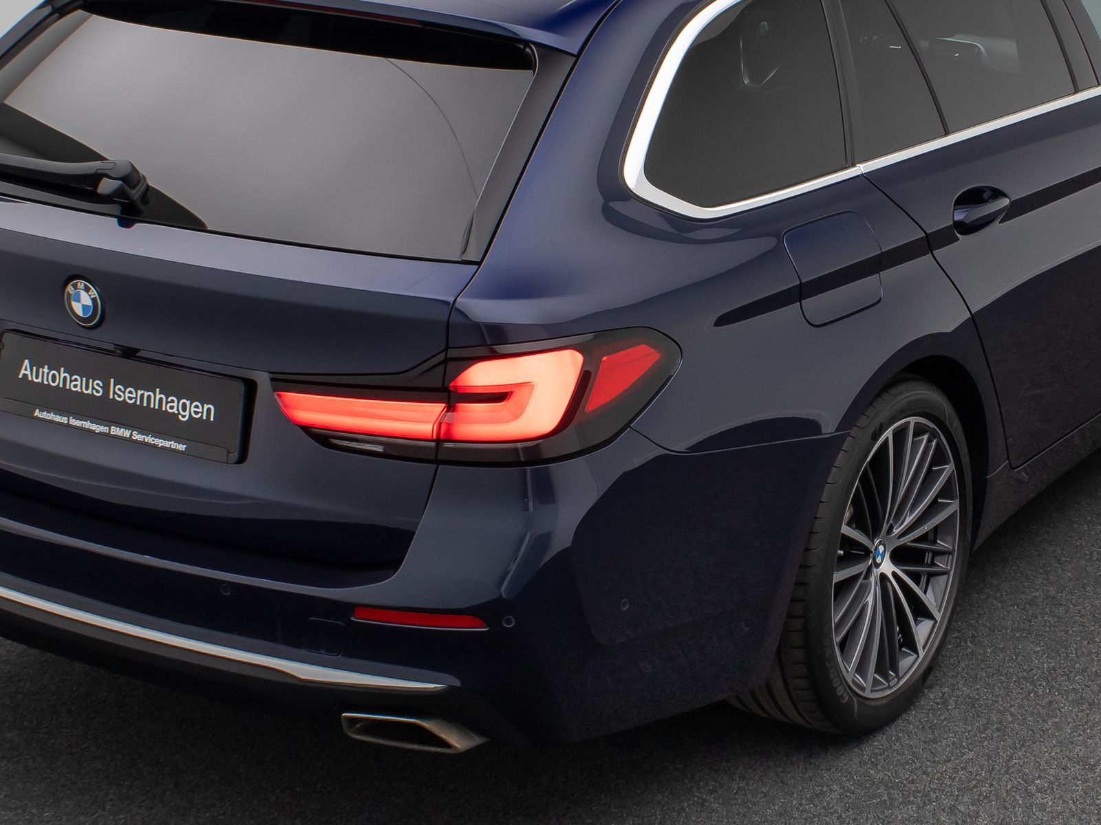 Fahrzeugabbildung BMW 530d Luxury Line DAB Kamera HUD Leder H/K 19Zoll