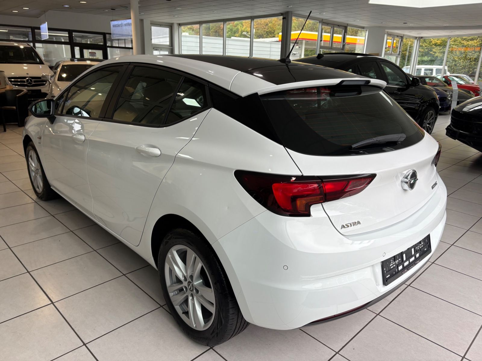 Fahrzeugabbildung Opel Astra K Lim. Active Sport *LED* SCHWARZ / WEIß*