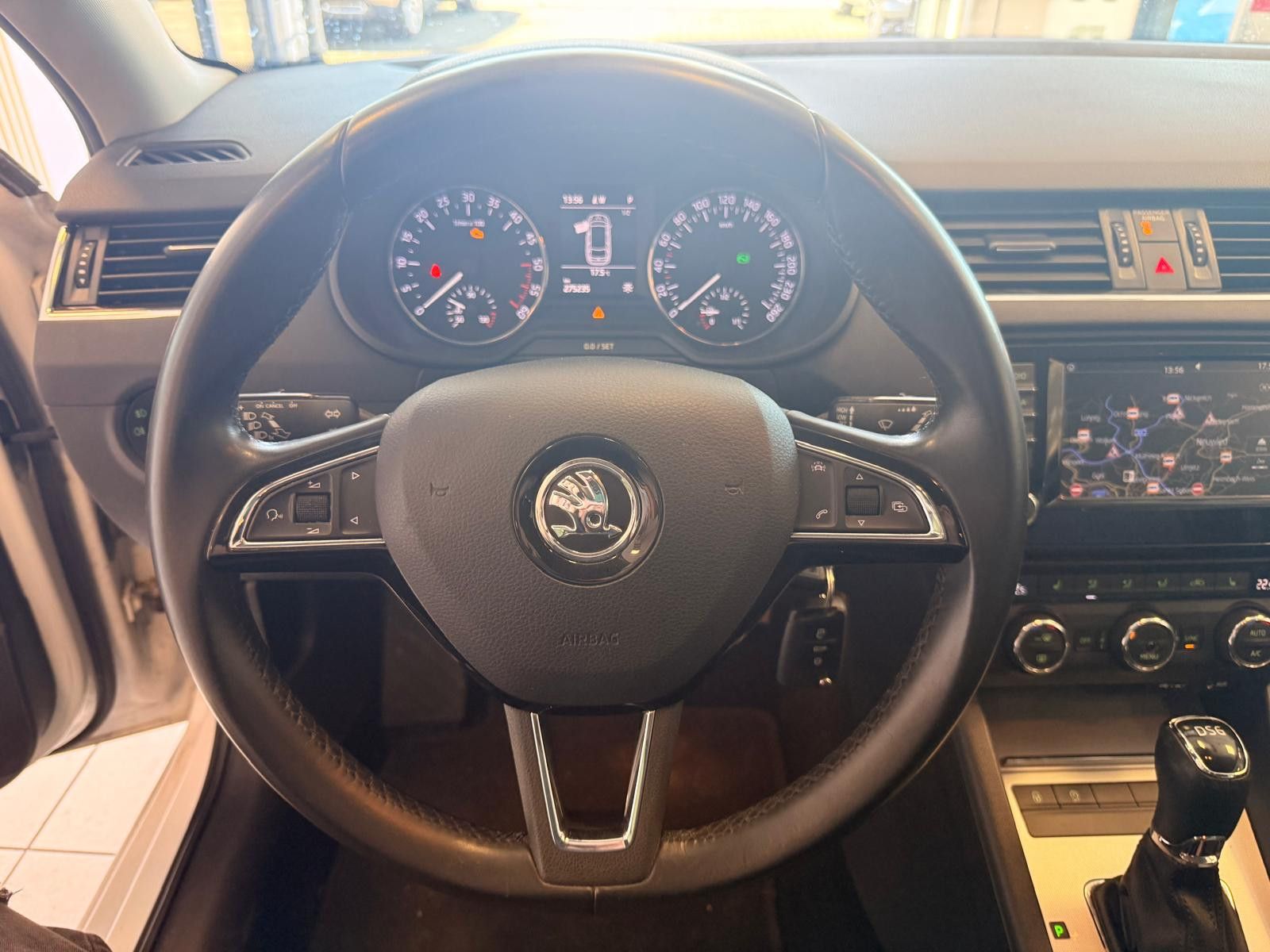 Fahrzeugabbildung SKODA Octavia Combi Ambition/ 1.HAND / NAVI/KLIMA/