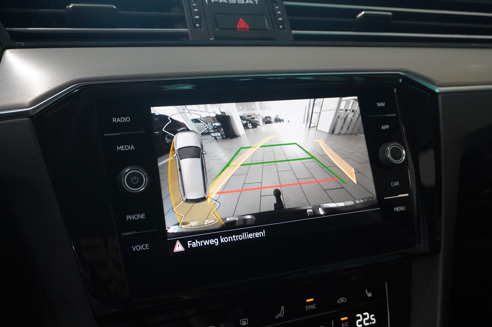 Fahrzeugabbildung Volkswagen Passat Vari. 2.0 TDI R-LINE 4M NAVI/KAMERA/AHK