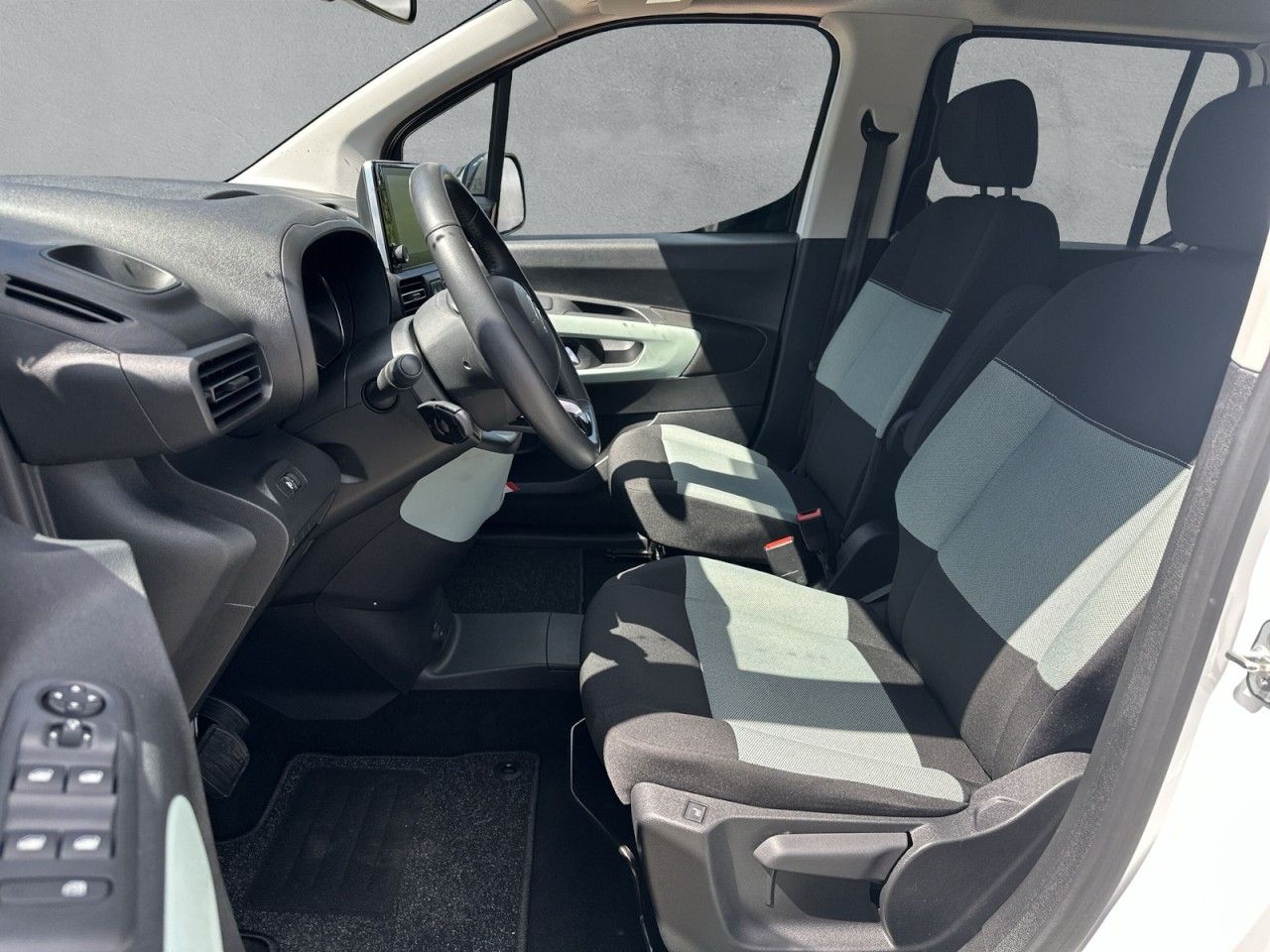 Fahrzeugabbildung Citroën Berlingo Feel Elektromotor M-Cam*StHz*AHK* - mit KI generiert/bearbeitet