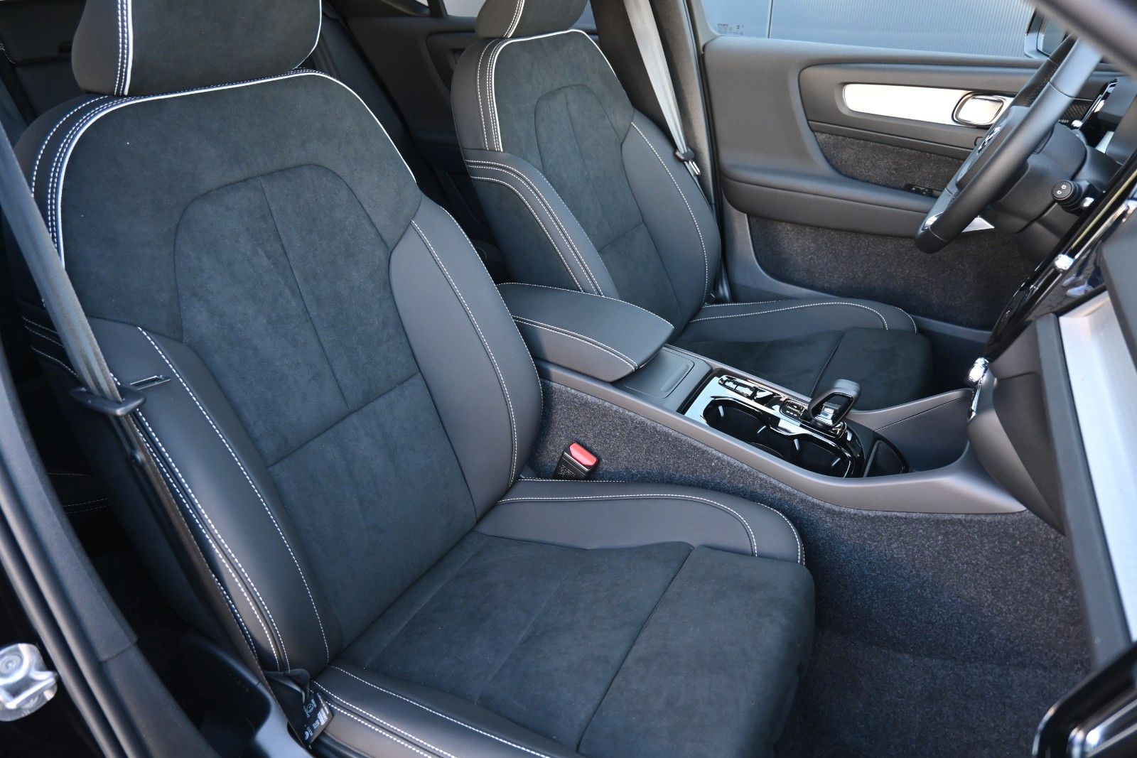 Fahrzeugabbildung Volvo XC40 B4 DKG Plus Dark*STDHZG*360*Pixel*ACC