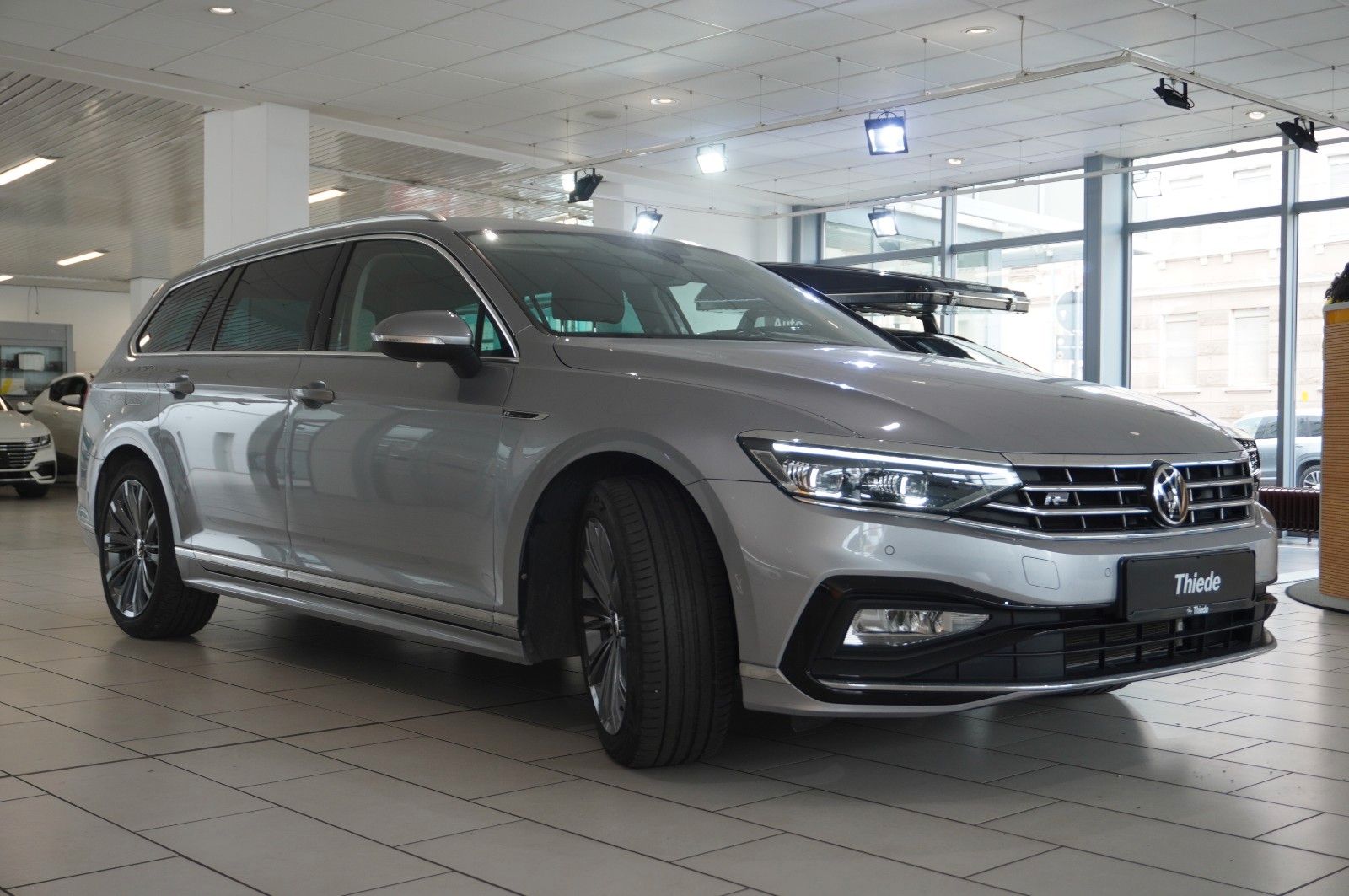 Fahrzeugabbildung Volkswagen Passat VARI. 2.0D R-LINE 4M NAVI/LED/KAMERA/AHK