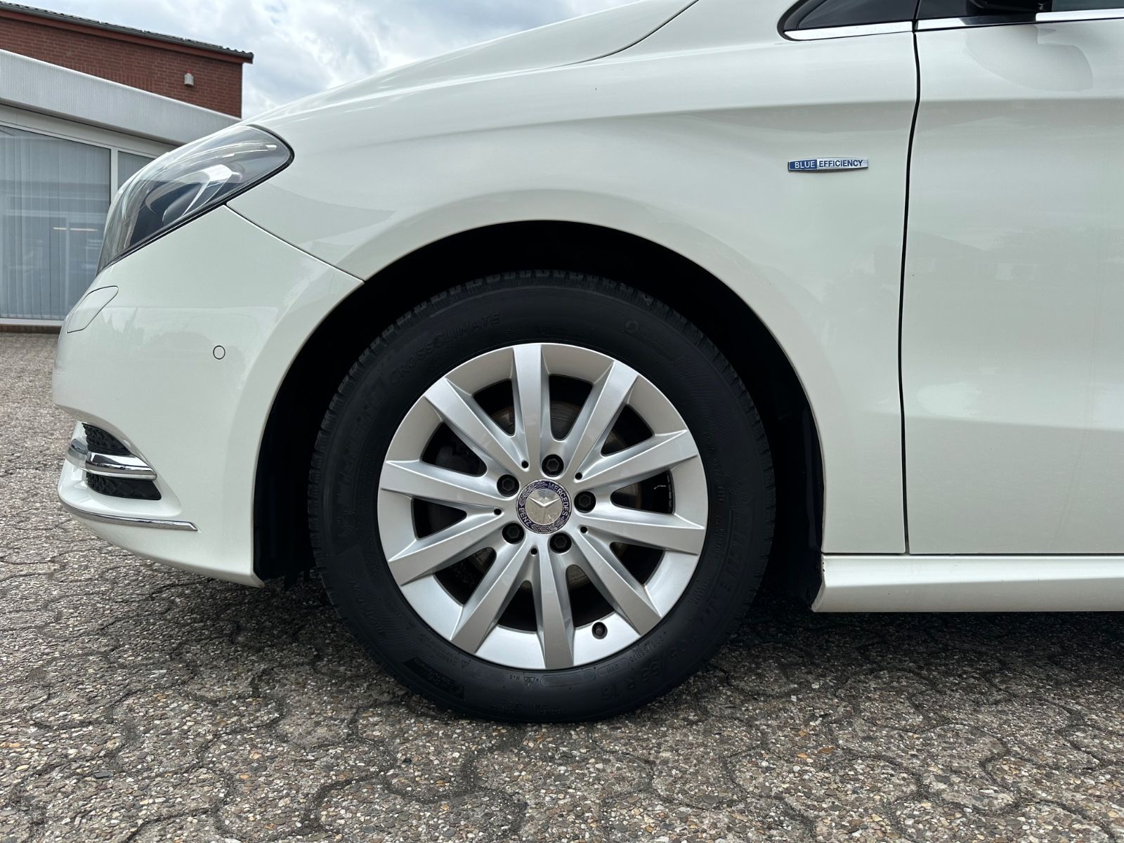 Fahrzeugabbildung Mercedes-Benz B 180 AHK/BiXenon/Pano/Navi/SHZG/GJR