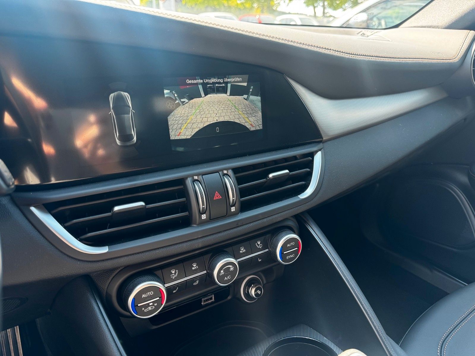 Fahrzeugabbildung Alfa Romeo Giulia INTENSA 2.0 280PS NAVI HARMAN KAM MEMORY