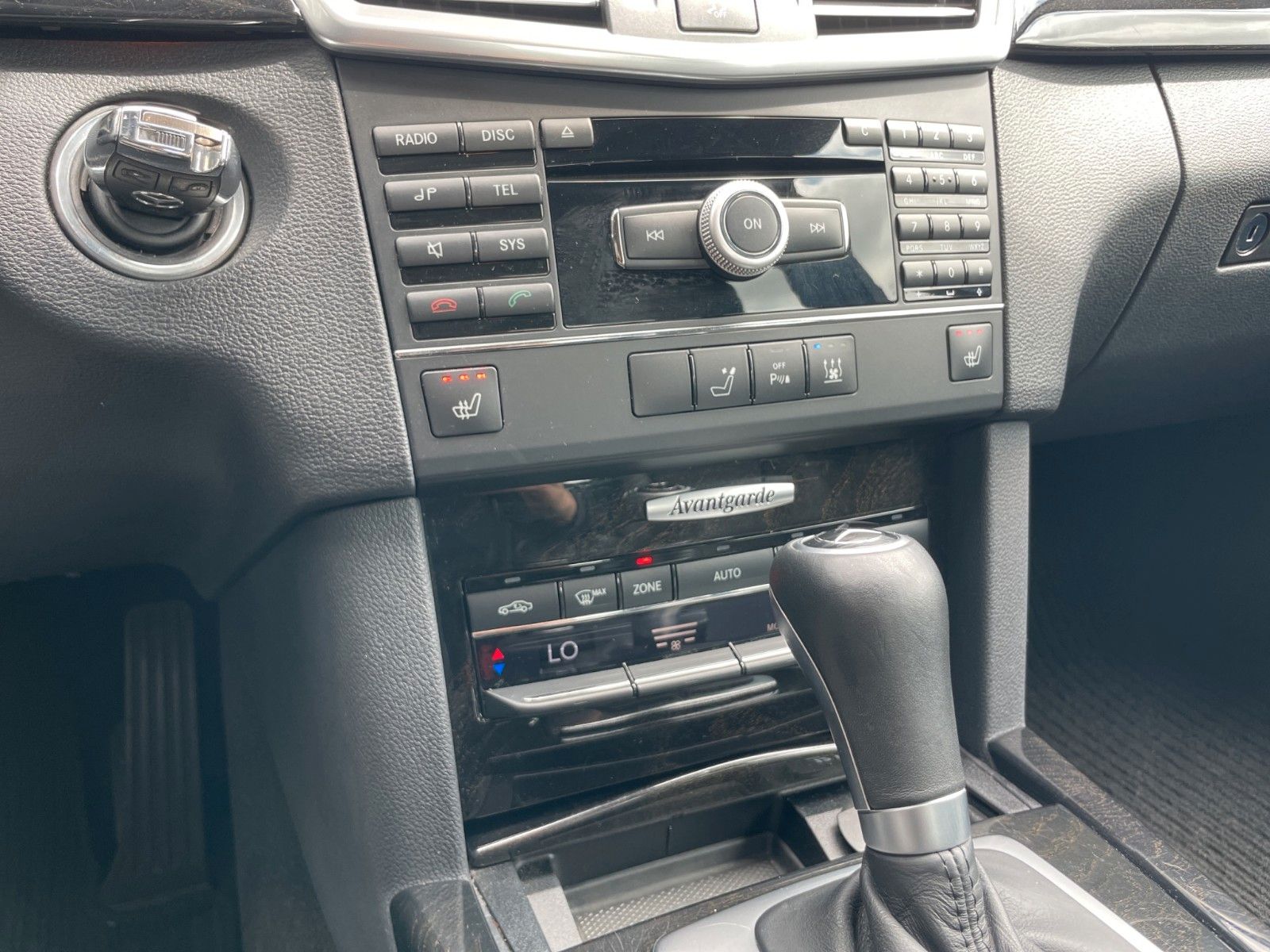 Fahrzeugabbildung Mercedes-Benz E 220 CDI Lim.*Bi-Xen*Standhz*Tempomat*PDC