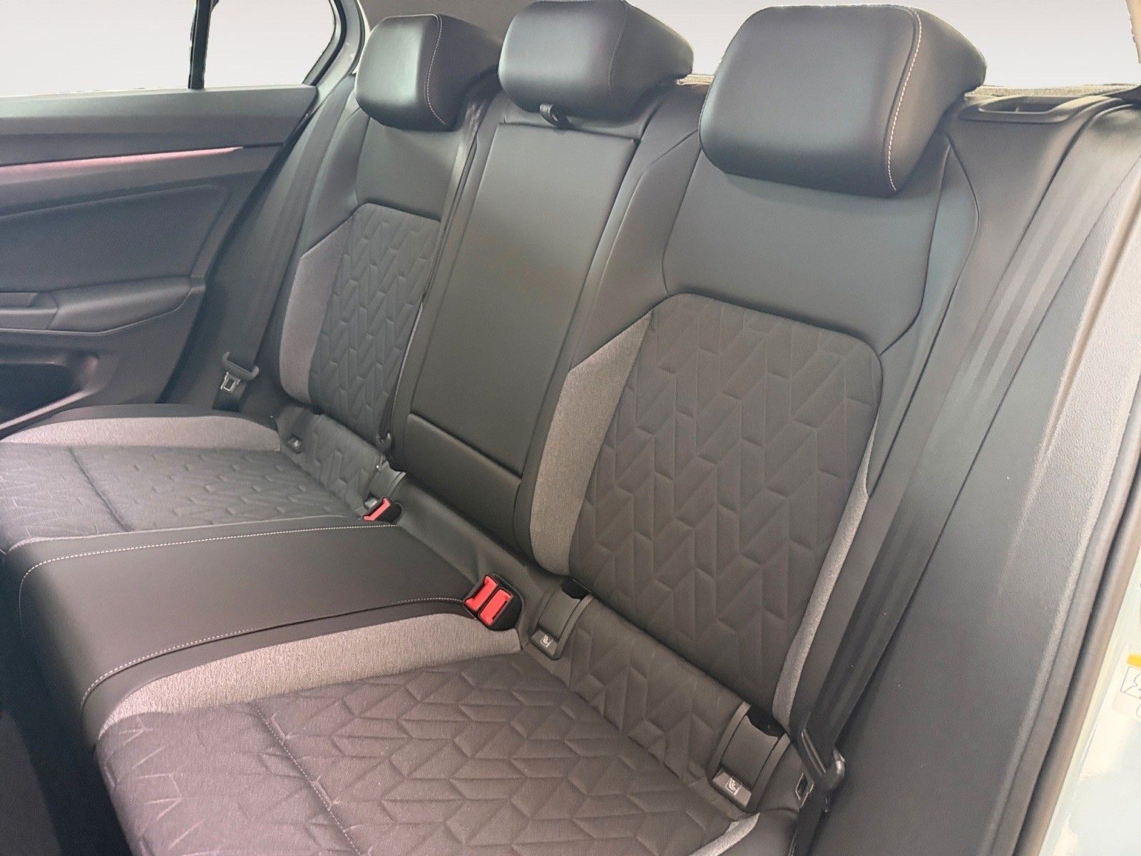 Fahrzeugabbildung Volkswagen Golf 1.5 eTSI DSG Energy Navi, AHZV, LED Plus