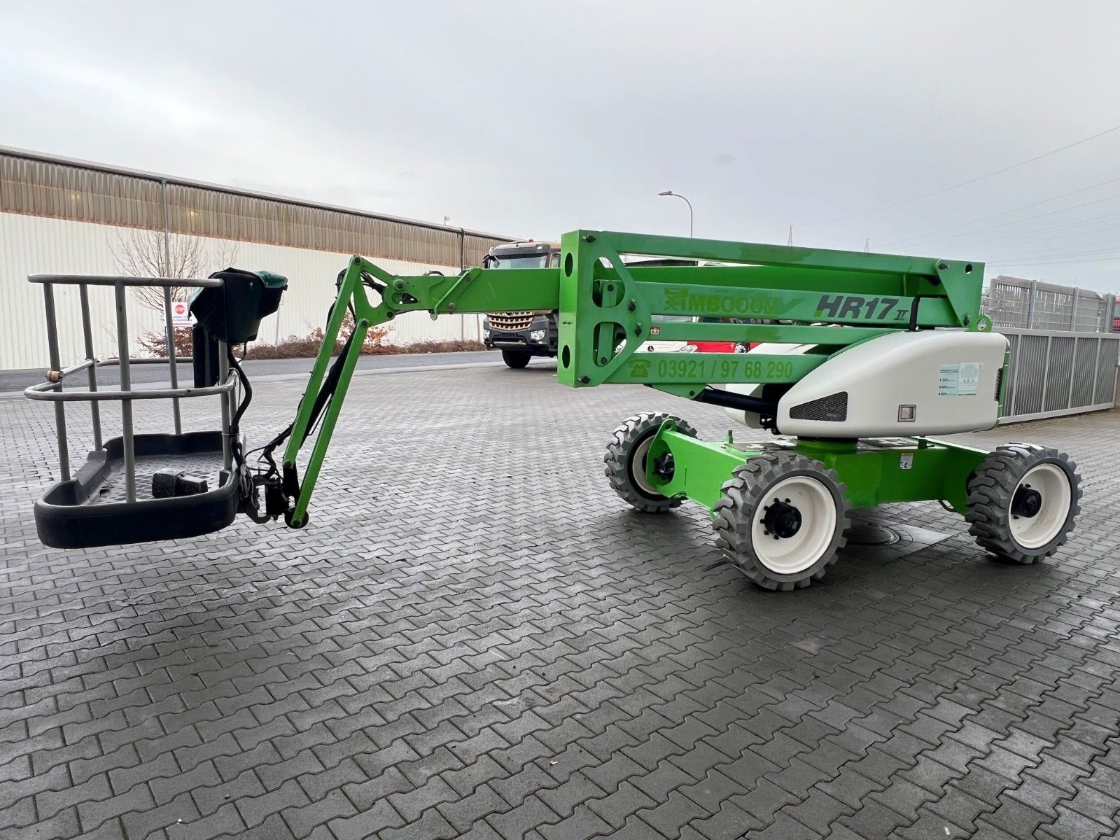 Fahrzeugabbildung Niftylift HR17D 4X4 / 1.636h / 17m Arbeithöhe