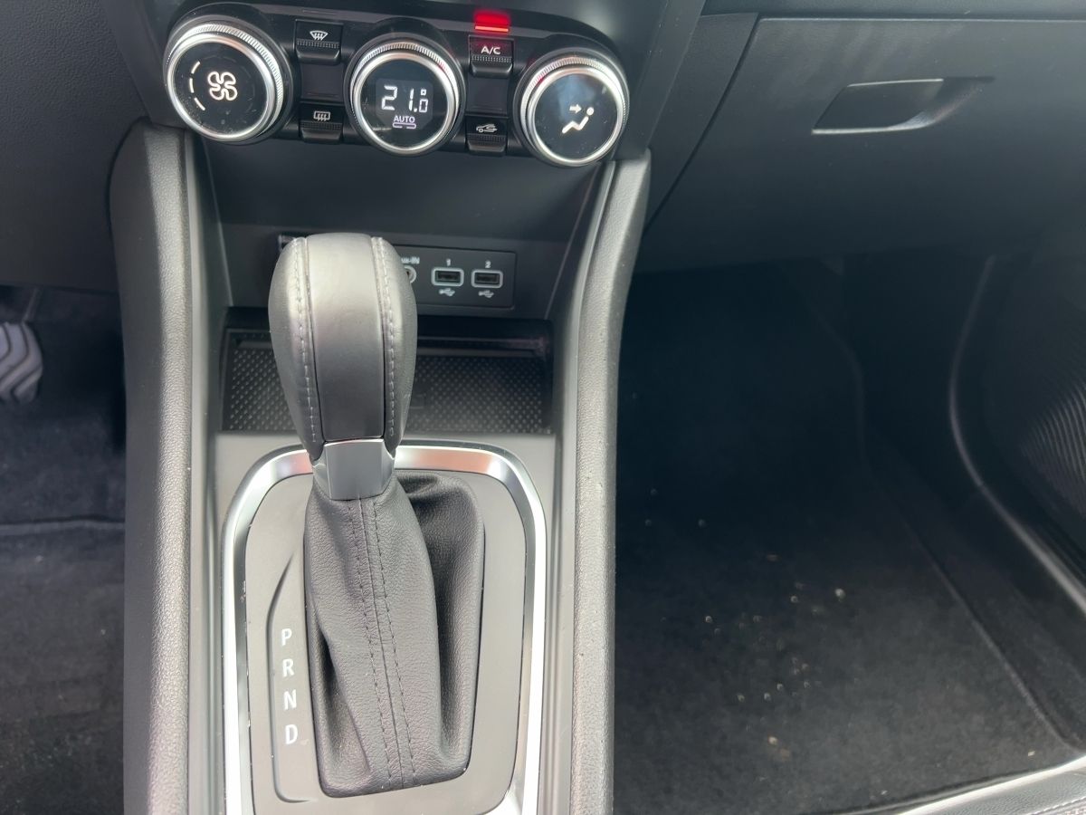 Fahrzeugabbildung Renault Captur INTENS TCe 140 EDC - mit KI generiert/bearbeitet