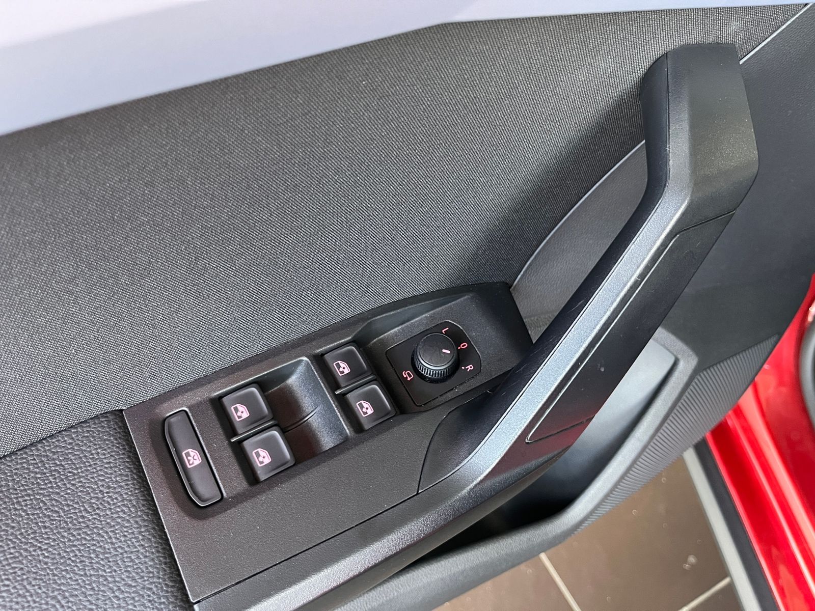 Fahrzeugabbildung SEAT ARONA 1.5 TSI DSG FR KLIMA LED NAV SHZ 17"