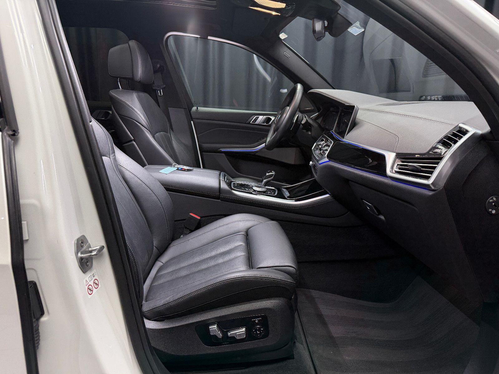 Fahrzeugabbildung BMW X5 M50d|LASER|H&K|360°|PANO|GESTIK|AHK|HuD