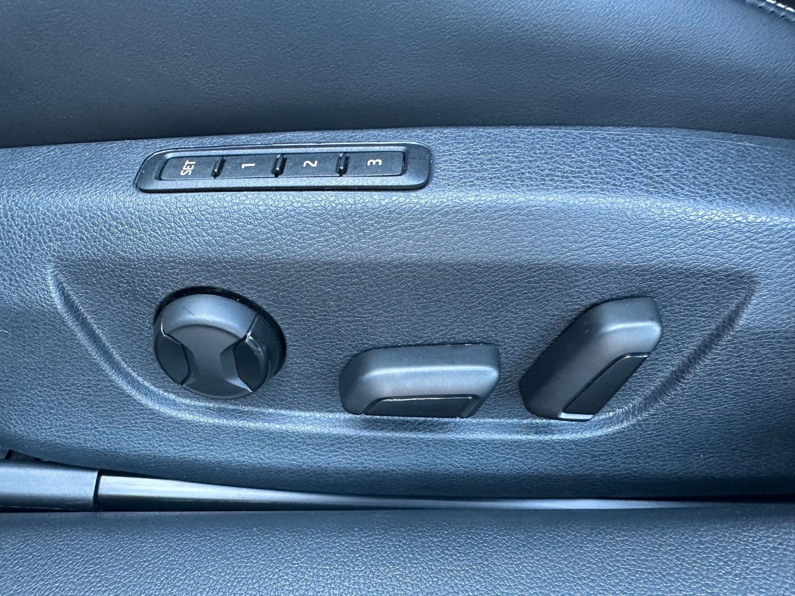 Fahrzeugabbildung SKODA Superb Combi 2.0 TDI DSG Sportline NAV+LED+AHK