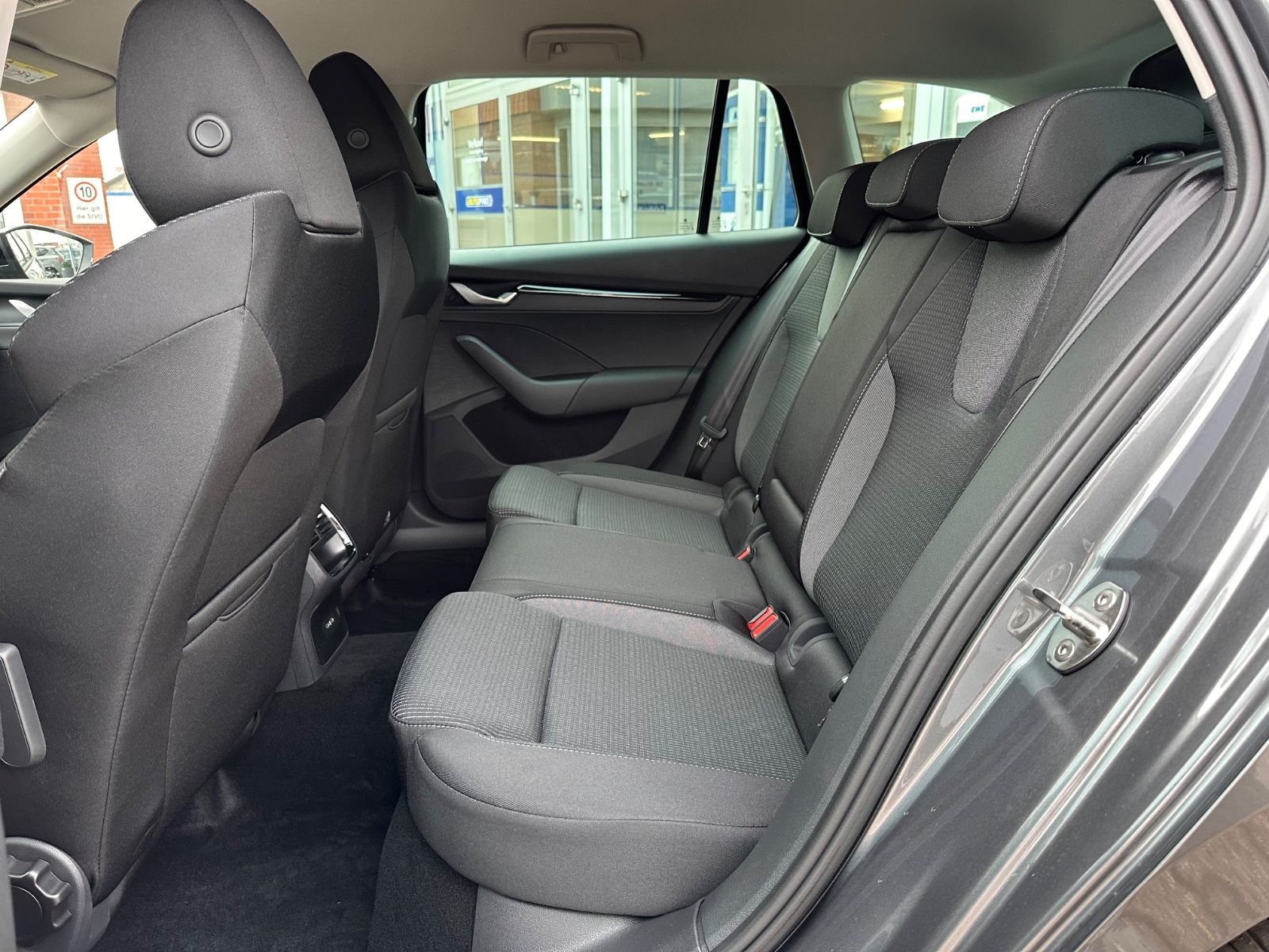 Fahrzeugabbildung SKODA Octavia Combi 1.5 TSI Selection AHK/Navi/LED/ACC