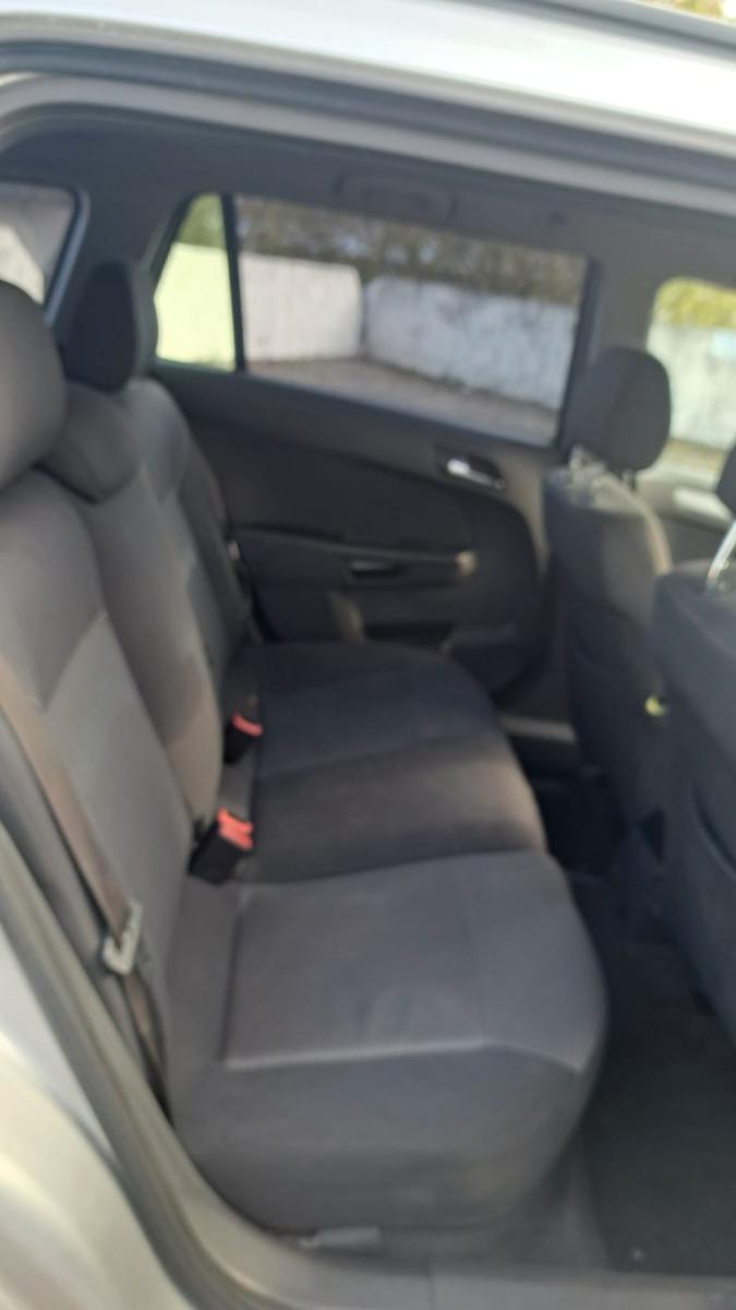 Opel Astra 2010 — photo 14