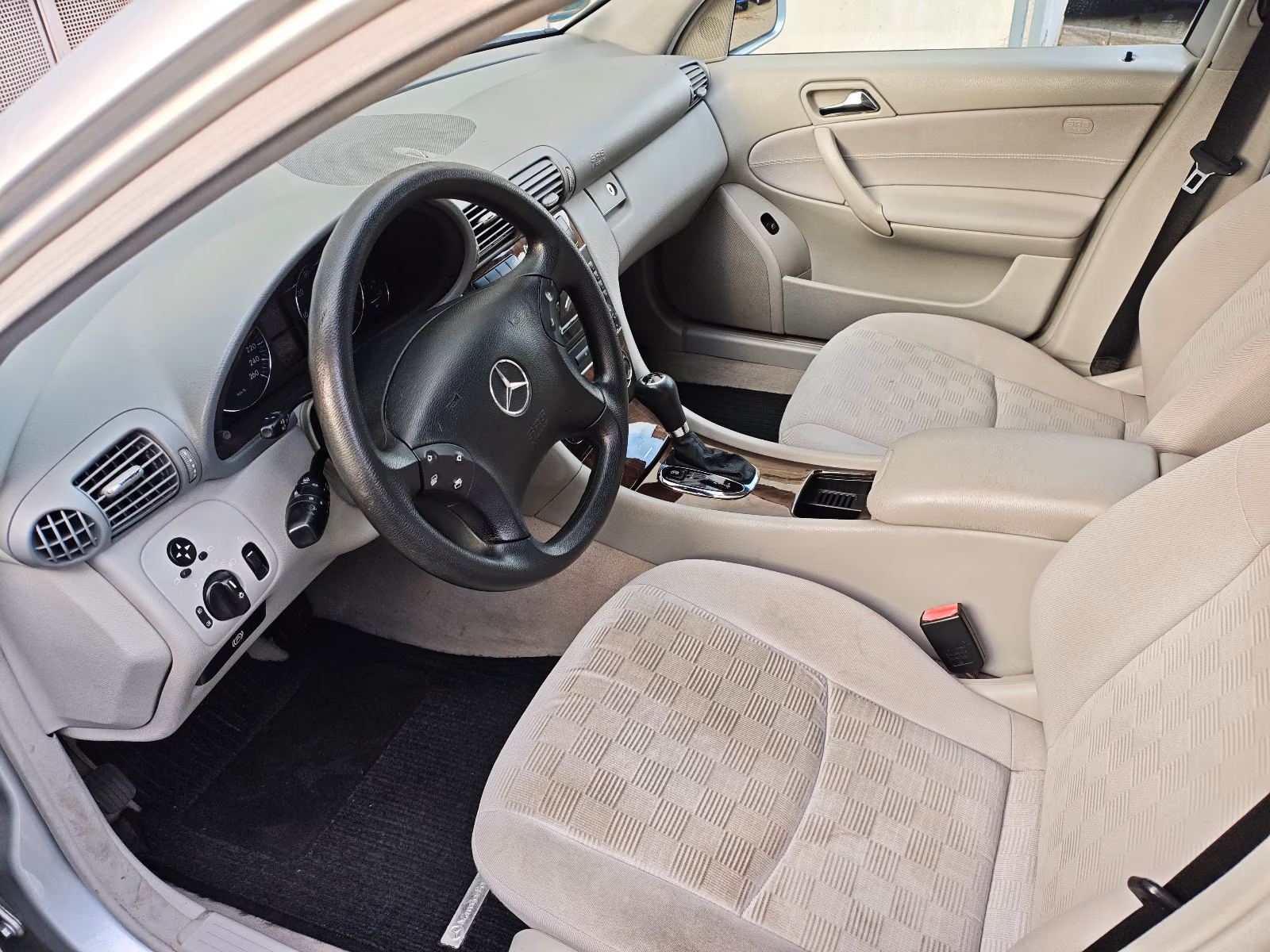 Mercedes-Benz C200 2005 — interior