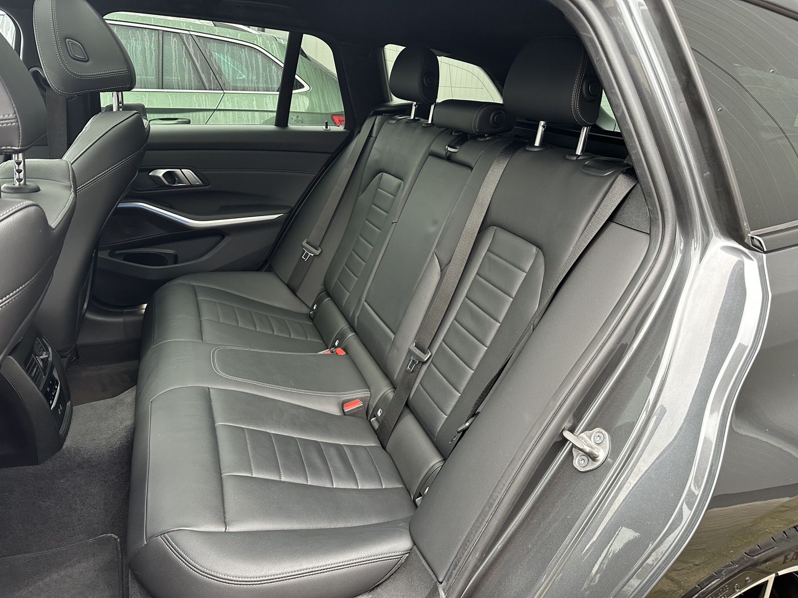 Fahrzeugabbildung BMW 320e Touring xDrive M-Sport NAV+LED+PANO+MEMORY