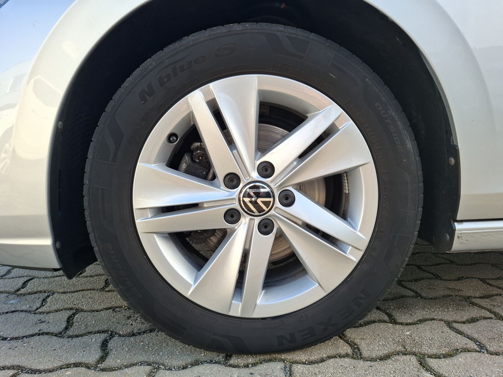 Fahrzeugabbildung Volkswagen Golf VIII Variant TSI Standhzg Kamera ACC LED Na