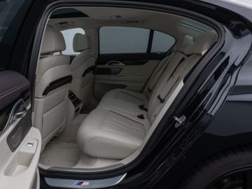 Fahrzeugabbildung BMW 750i xD M Sport 360°Laser Glasdach HUD DAB H/K