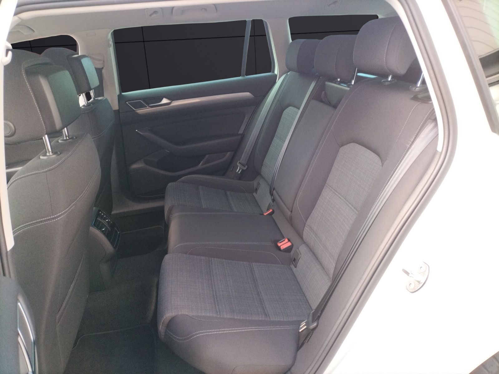 Fahrzeugabbildung Volkswagen Passat Variant TDI Business DSG Matrix AHK Navi