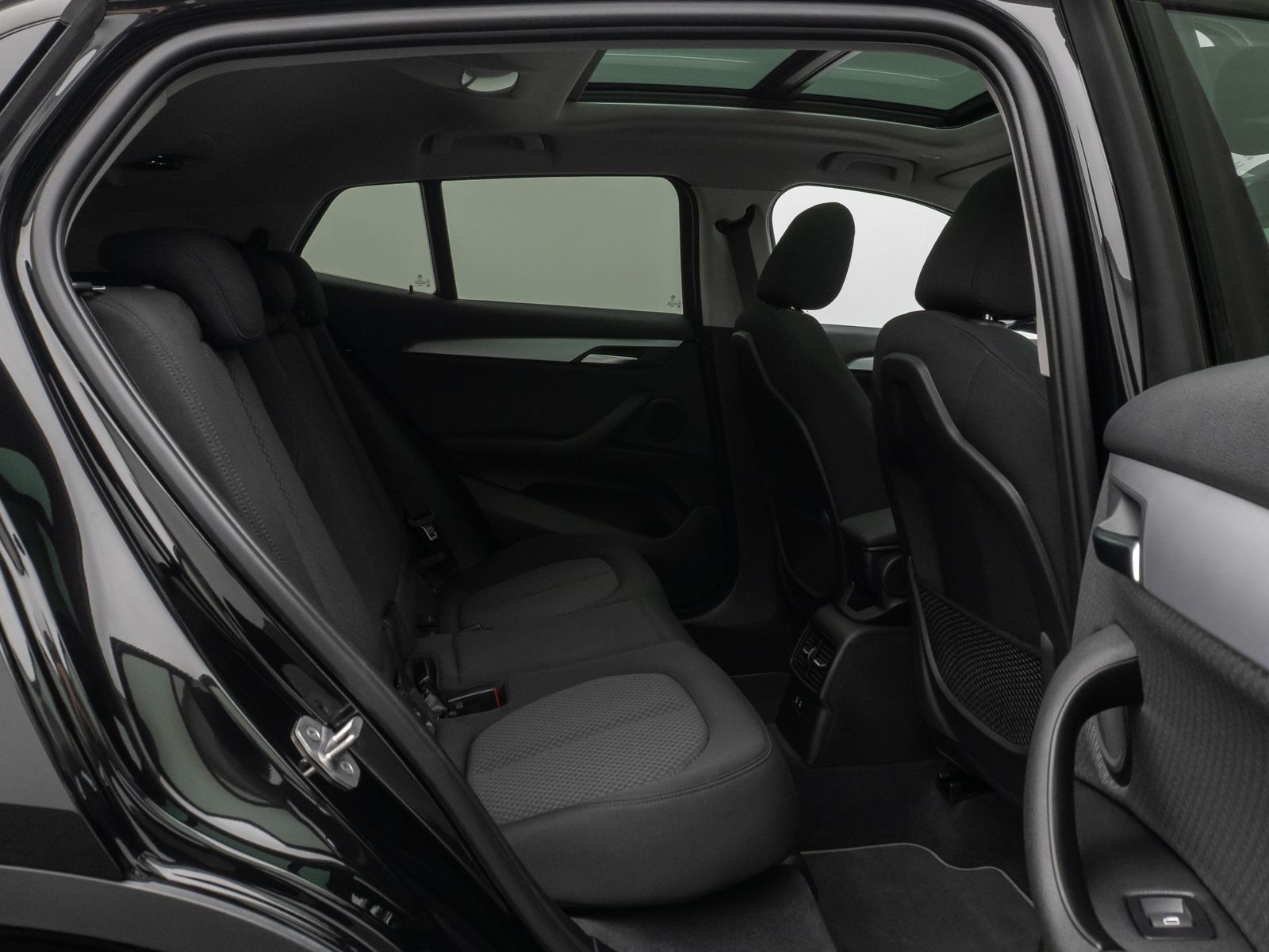 Fahrzeugabbildung BMW X2 sD20d Panorama NaviPlus HUD DAB HiFi Alarm