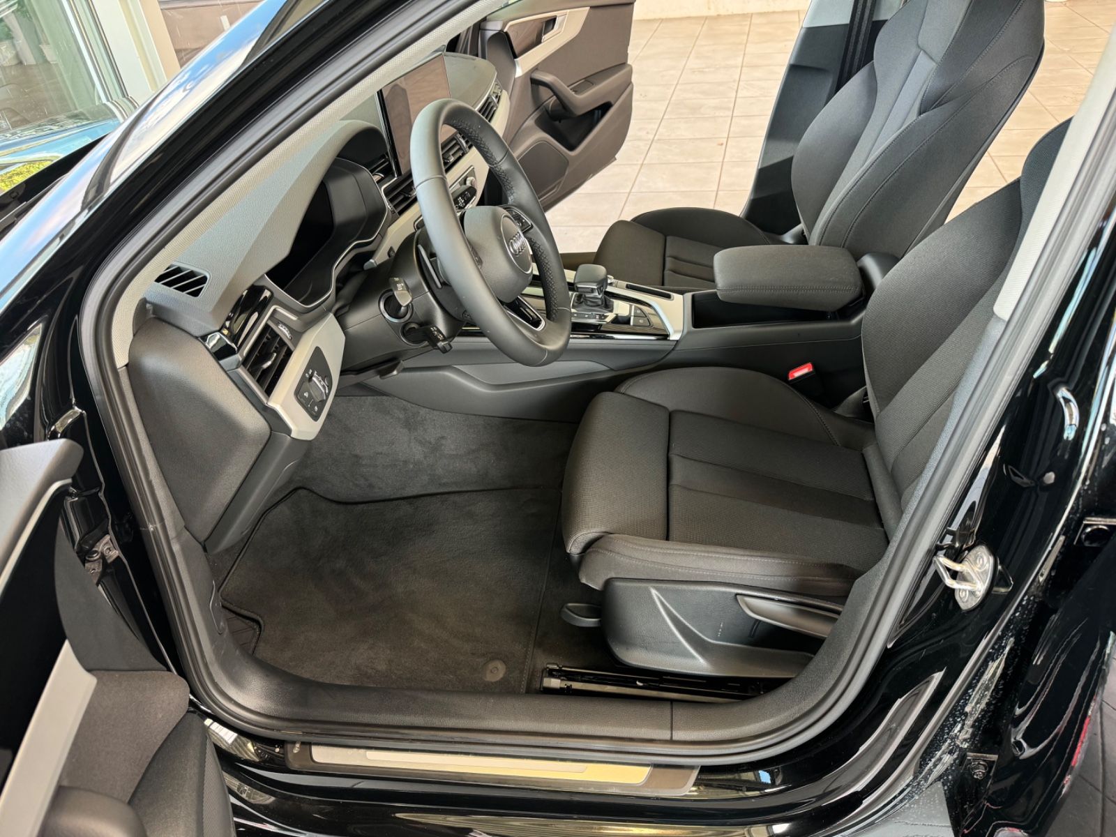 Fahrzeugabbildung Audi A4 Lim. 35 TFSI advanced/ERST 661 km GesamtLaufl