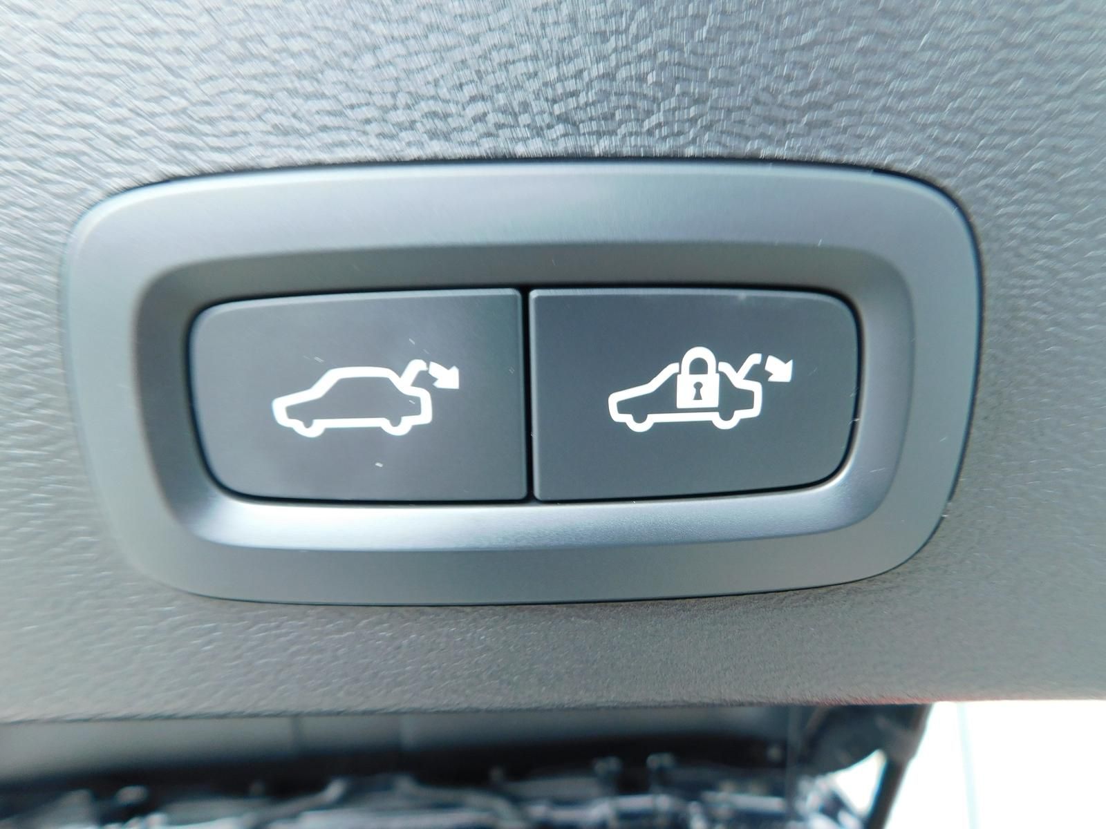 Fahrzeugabbildung Volvo XC40 B3 Ultra Black Editon "Glasdach,360°Cam"