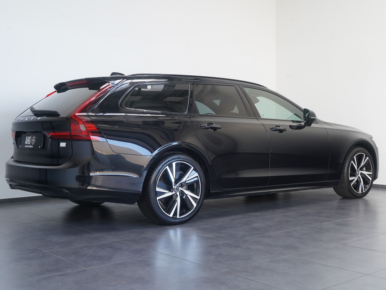Fahrzeugabbildung Volvo V90 T6 AWD Recharge Plug-In Plus Dark