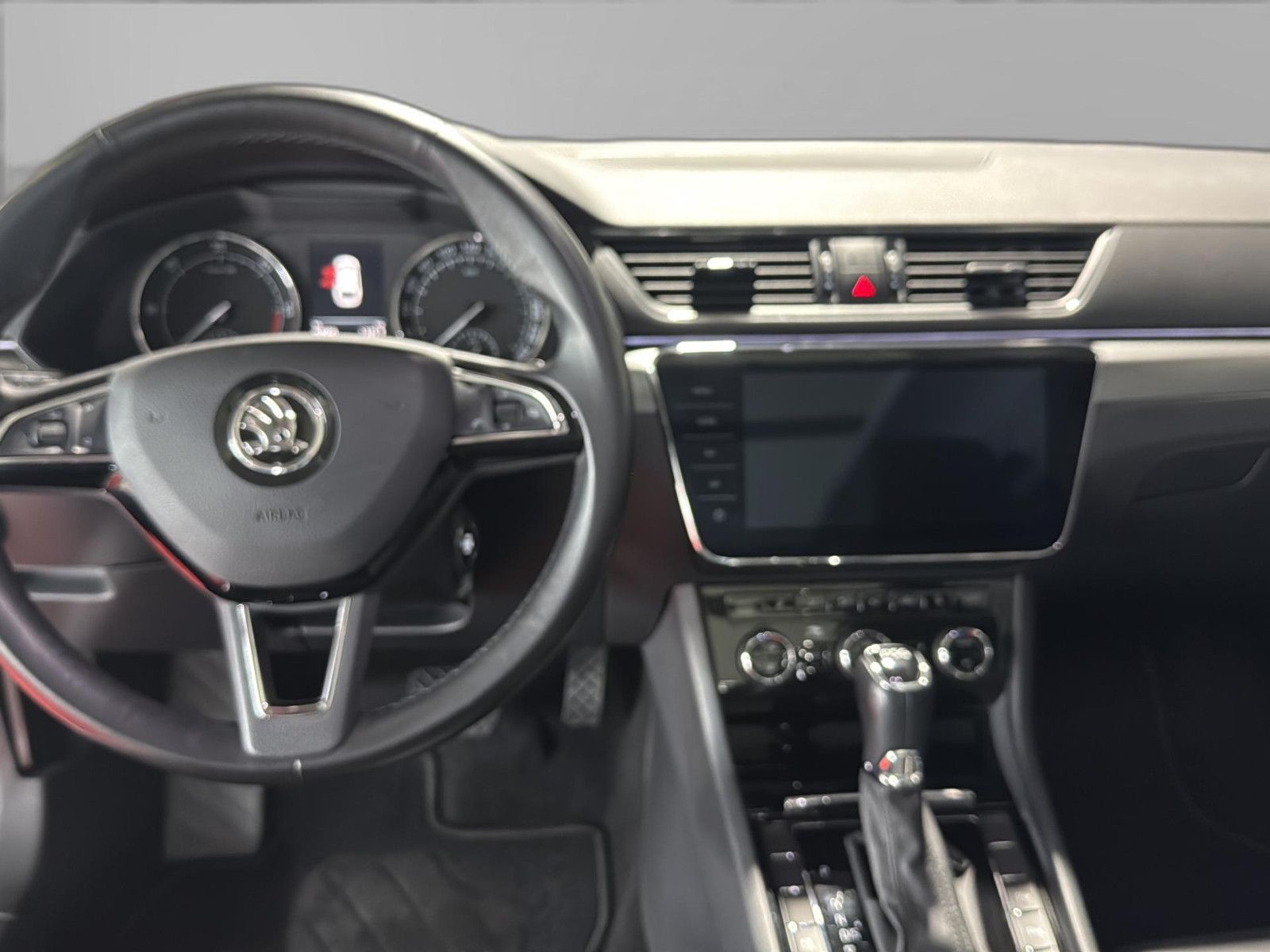 Fahrzeugabbildung SKODA Superb Combi Premium Edition/ AHK