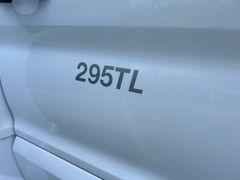 Fahrzeugabbildung Roller Team Kronos 295 TL Hub-Bett SAT TV 5 Schlafplätze