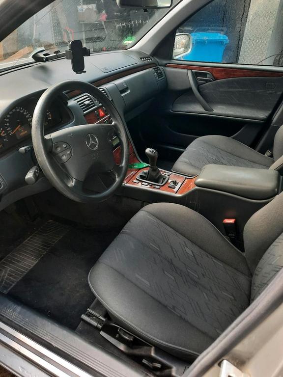 Mercedes-Benz E 240