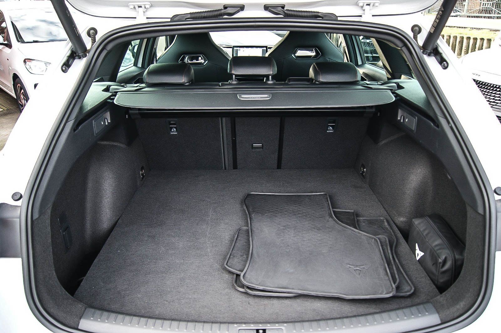 Fahrzeugabbildung CUPRA Leon Sportstourer e-HYBRID VIRTUAL ACC XL 1HAND