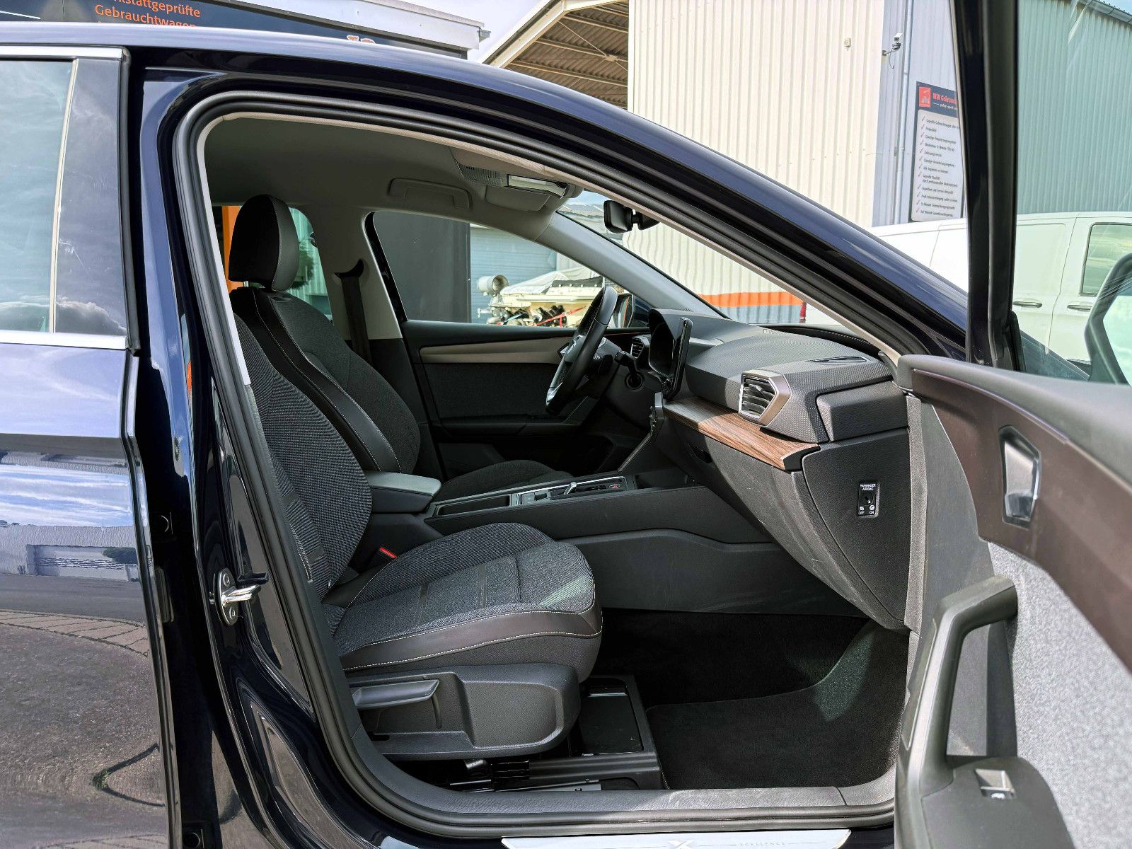 Fahrzeugabbildung SEAT Leon Xcellence 1.5TSI LED ACC KAM PDC AHK SHZ BT