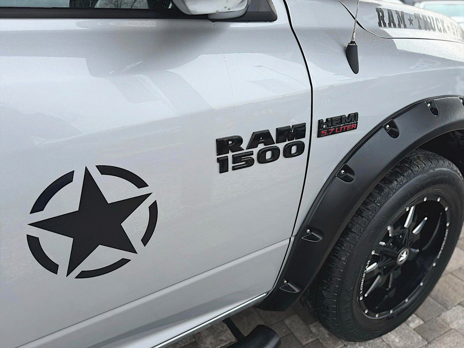 Fahrzeugabbildung Dodge RAM 5.7 V8 HEMI SPORT LONGBED 4x4 Army Style