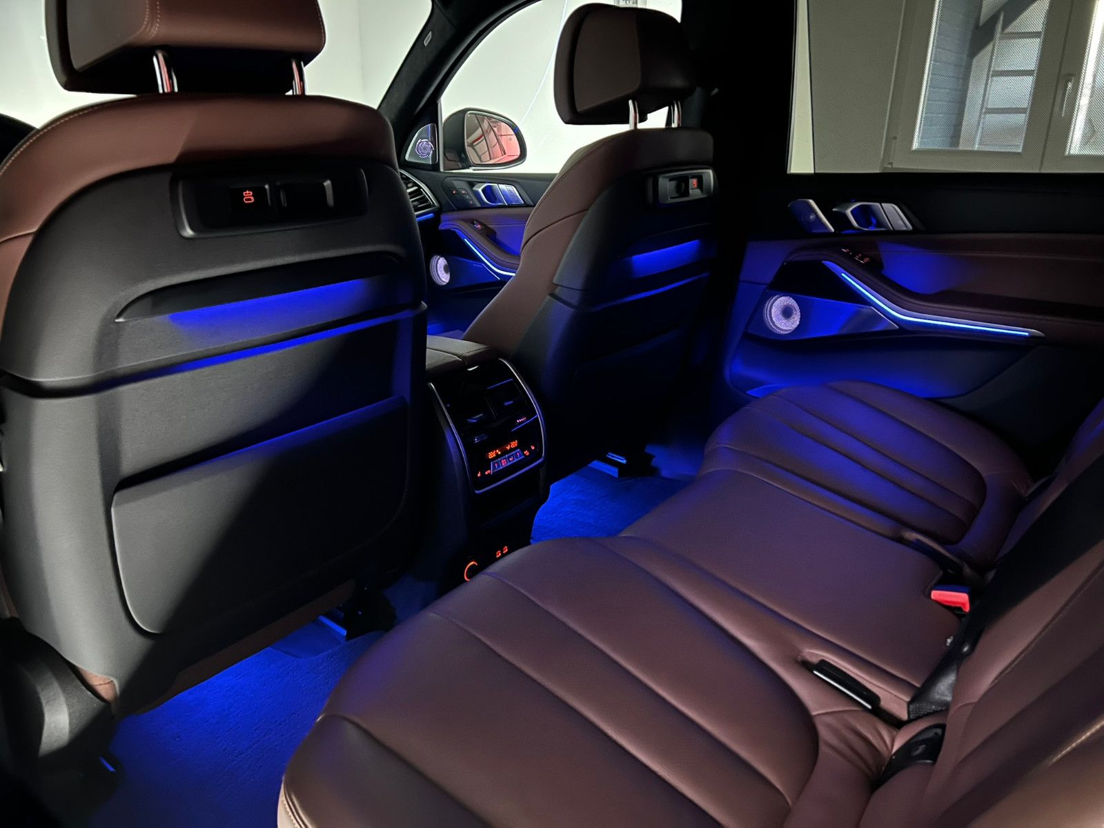 Fahrzeugabbildung BMW X7 xDrive 30d/AHK/B&W/SKYLOUNGE/MASSAGE/7-SITZER