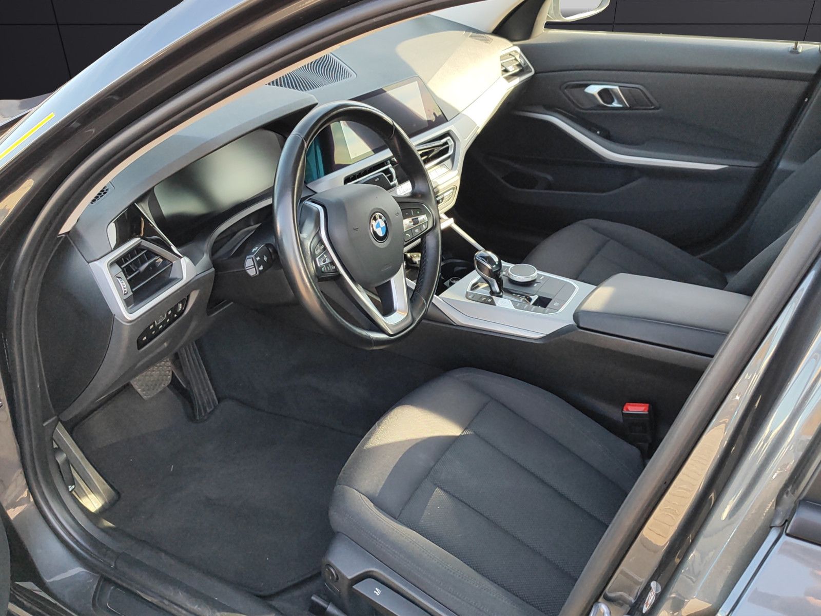 Fahrzeugabbildung BMW 330 e Advantage*LED*Apple CarPlay*SitzHZ*Temp*