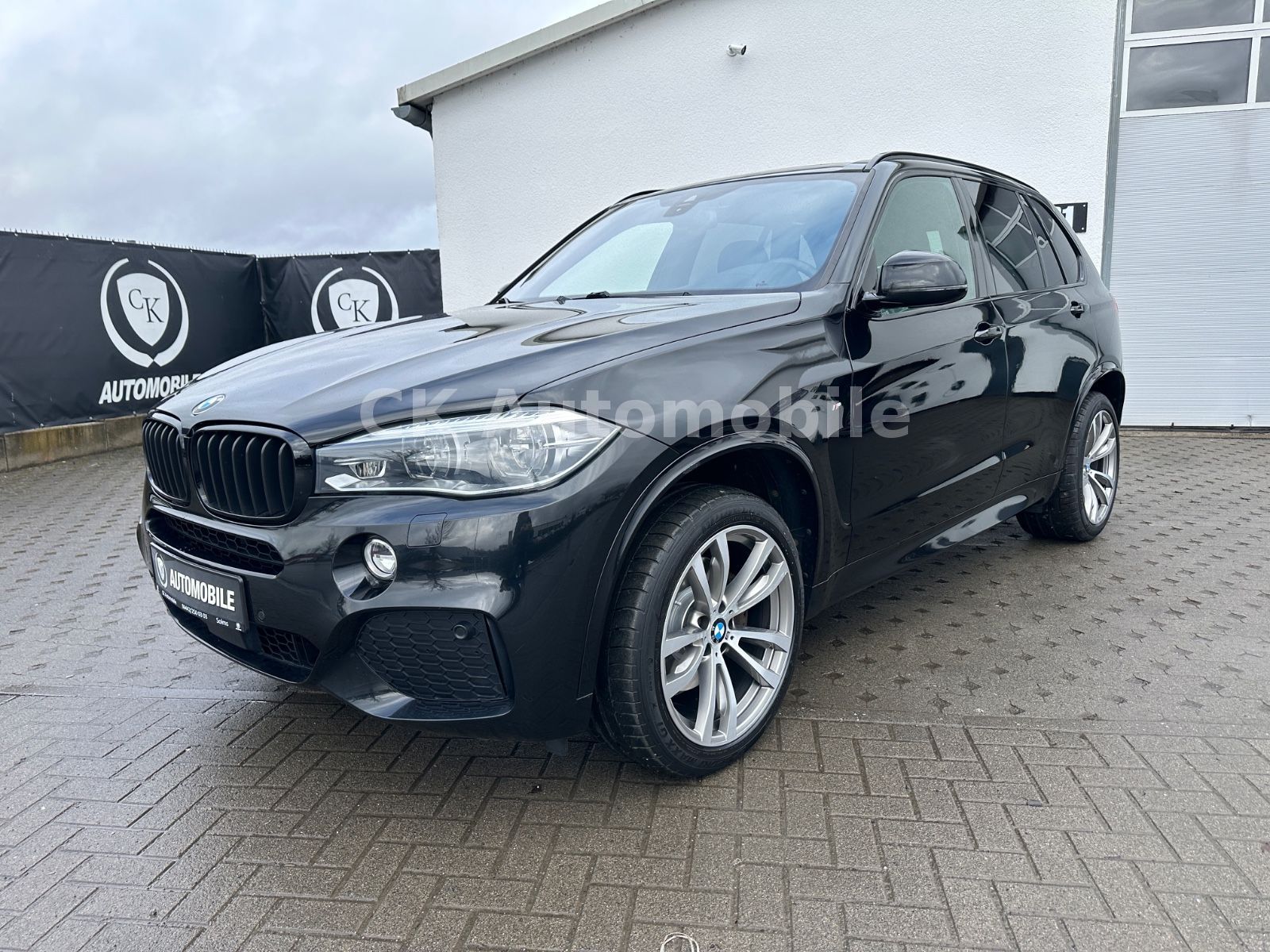 Fahrzeugabbildung BMW X5 xDrive 35i M-Sport/Navi/Pano/Head-Up/LED/AHK