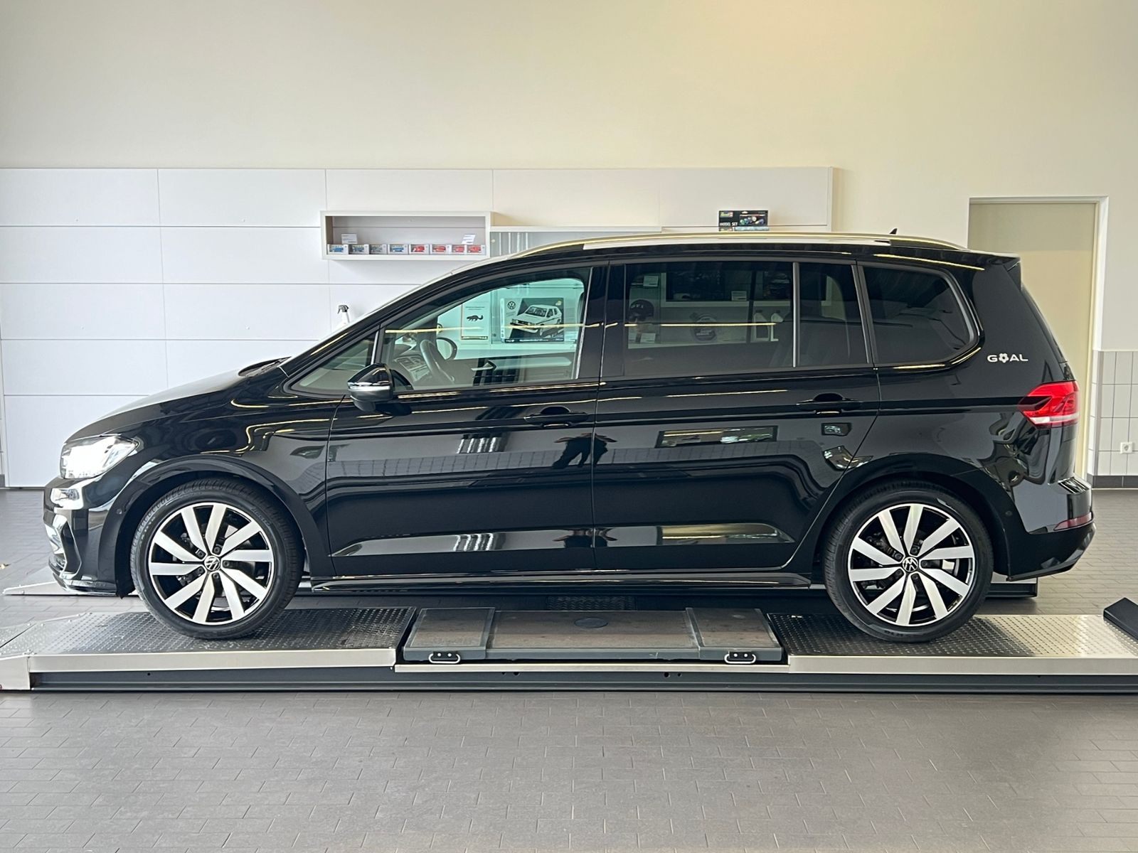 Fahrzeugabbildung Volkswagen Touran Comfortline 2.0 TDI DSG *R-Line Ext., AHK