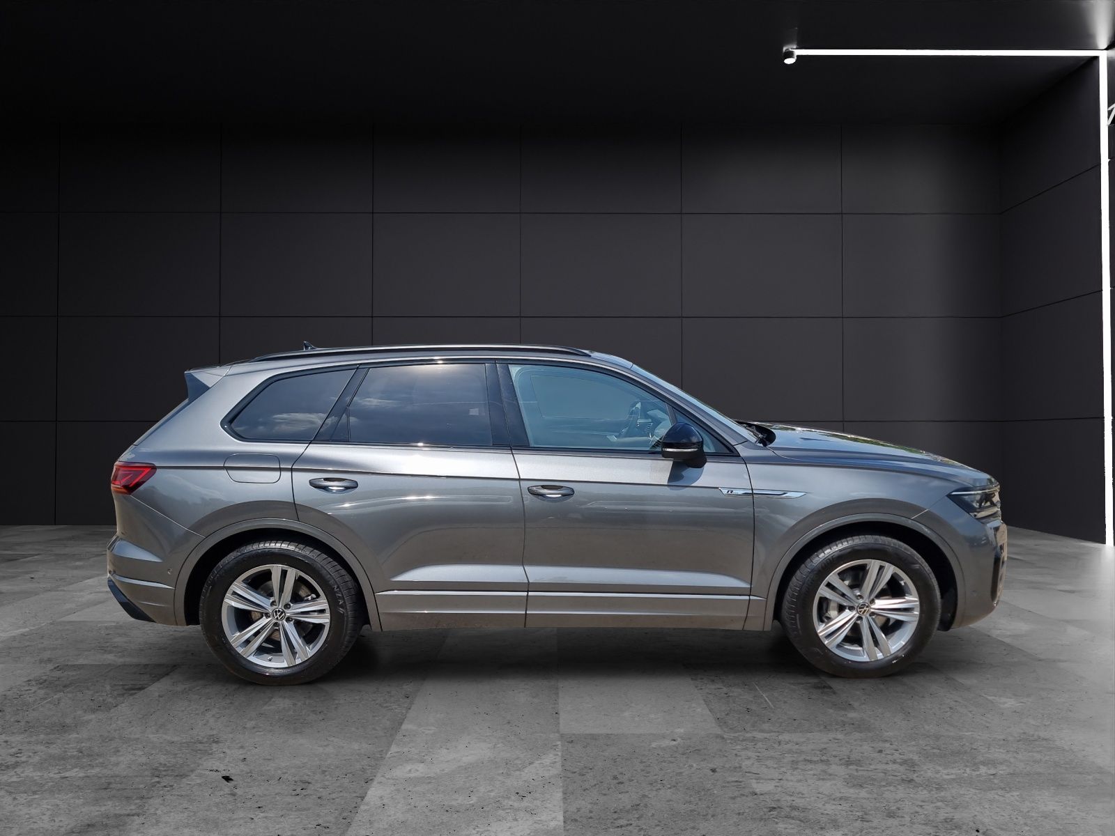 Fahrzeugabbildung Volkswagen Touareg TDI R-Line 4M Matrix STH Luft Pano RFK A