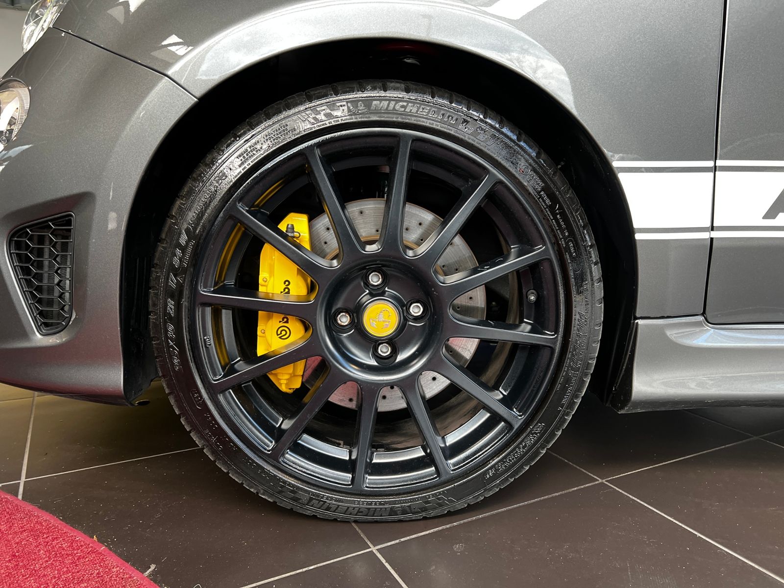 Fahrzeugabbildung Abarth 595C esseesse AKRAPOVIC XENON NAVI ALU