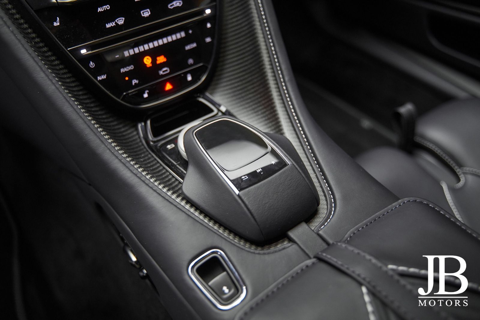Fahrzeugabbildung Aston Martin DBS V12 770 Ultimate Carbon Performance Seats